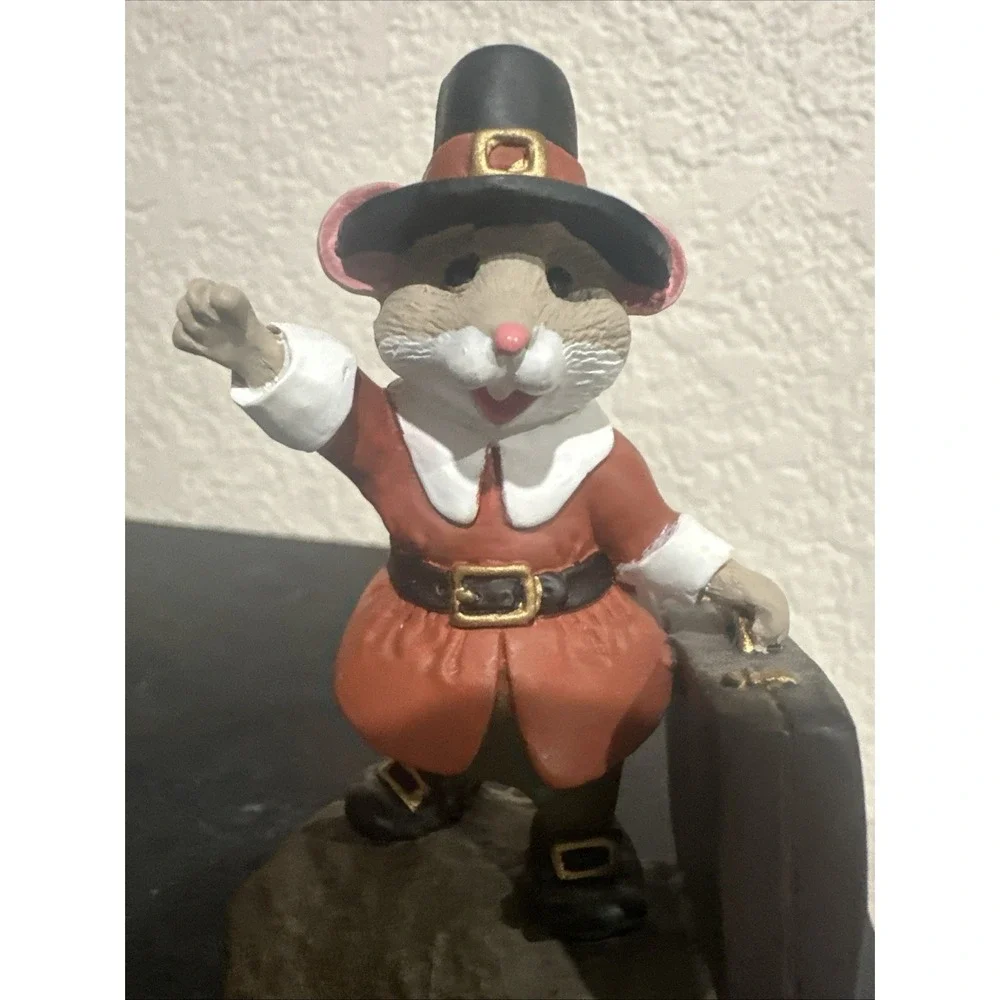 Hallmark 1988 Tender Touches PILGRIM MOUSE on Plymouth Rock Thanksgiving Fall